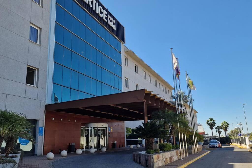 Apartment With Free Parking And Pool Bormujos Luaran gambar