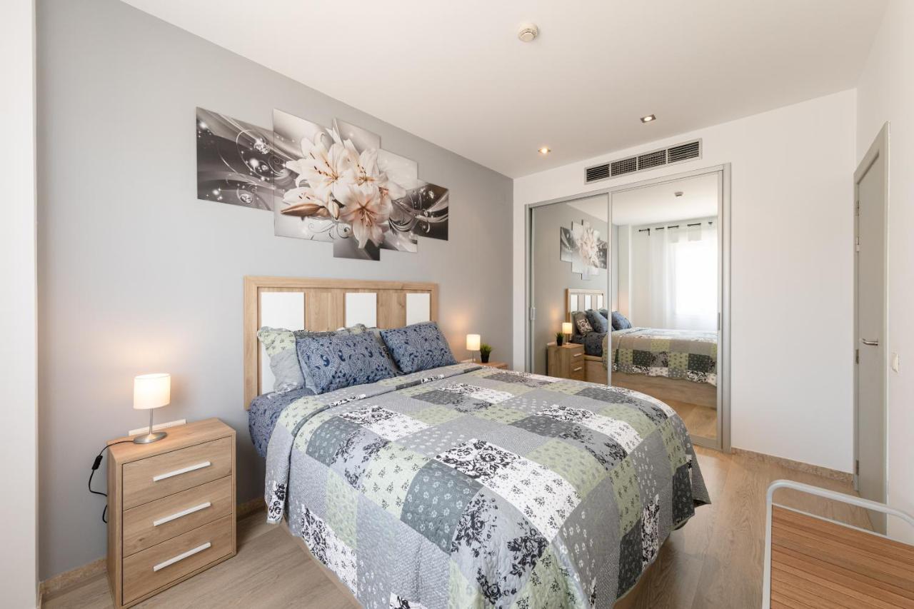 Apartment With Free Parking And Pool Bormujos Luaran gambar