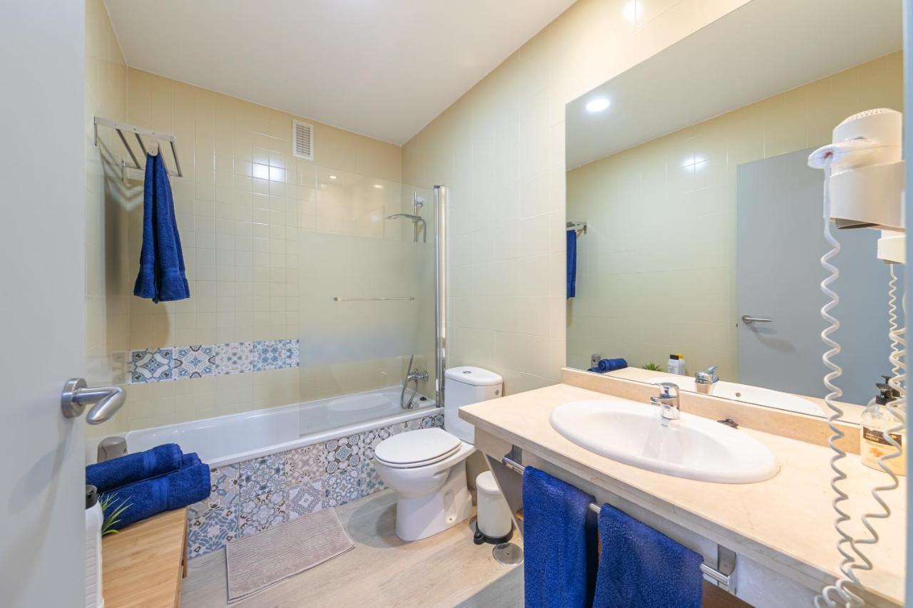 Apartment With Free Parking And Pool Bormujos Luaran gambar