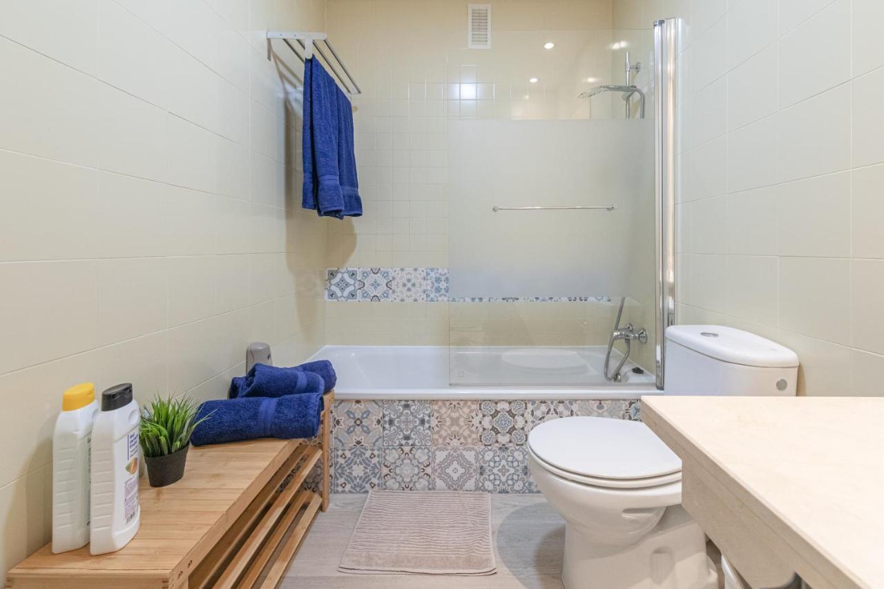 Apartment With Free Parking And Pool Bormujos Luaran gambar