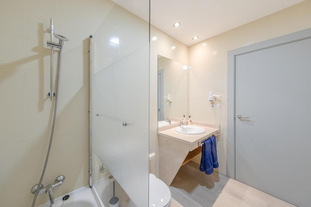 Apartment With Free Parking And Pool Bormujos Luaran gambar